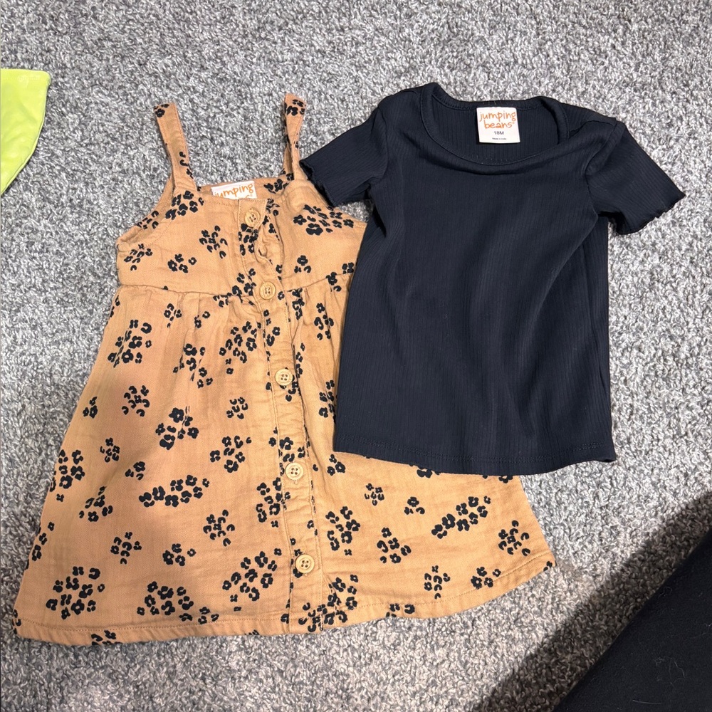 Size 18 months

x2 piece button down dress outfit